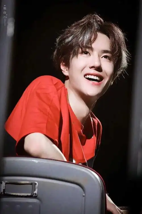 回应: 求王一博笑的图片