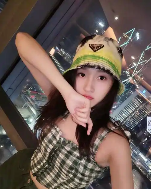 原创关晓彤晒私服照一袭深蓝色卫衣配微卷长发小脸精致太抢镜