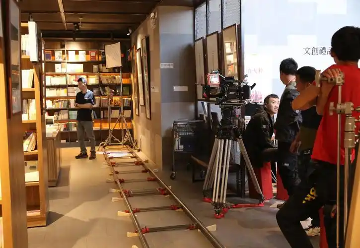 幸福还会来敲门剧组来吴江这家书店拍摄现场照来了