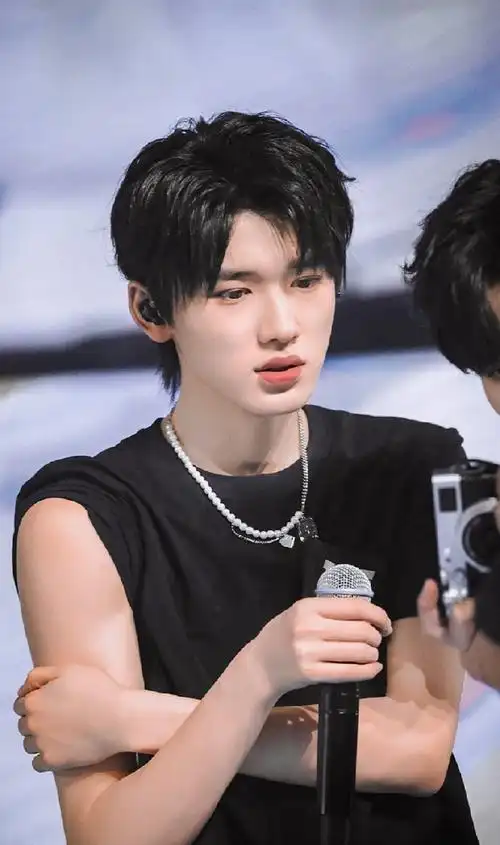 宋亚轩撑手三连拍