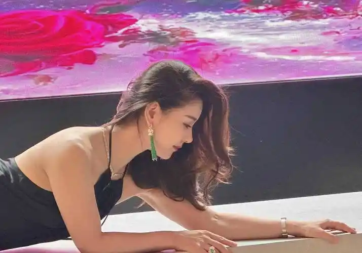 李小萌与王雷高调庆生!