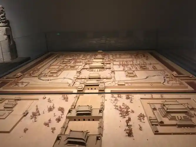 这是明故宫的复原模型,现存的故宫是按照这个仿建的.