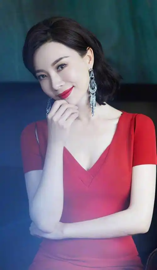 陈数身穿v领晚礼服,展现美好曲线,完美容颜让人深陷其中,太绝_女人