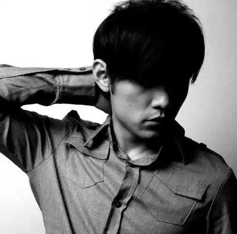 周杰伦灰色衬衣的黑白照片