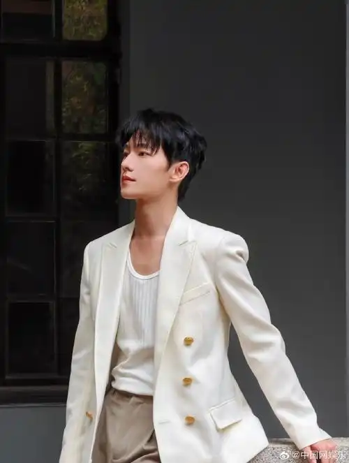 杨洋线下活动人气#@杨洋淡雅白色西装造型出席活动,清逸温润又鞠栽