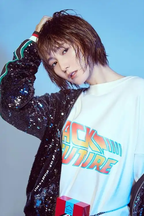 张嘉欣元气写真曝光 时髦混搭表现力max