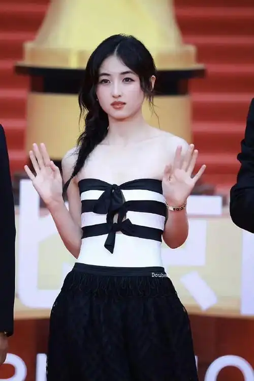 胡先煦张子枫红毯上撒玫瑰##张子枫侧边麻花造型