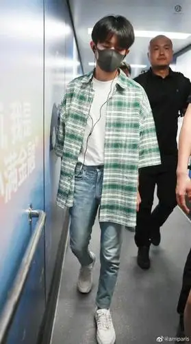 易烊千玺的时尚穿搭,夏日清爽少年来袭