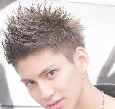 男生小飞机头短发发型很适合脸长的男生飞机头图片示例