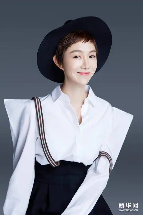 姜妍时尚大片曝光 造型清爽甜美率性