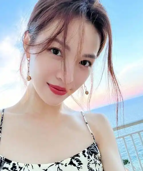 如今的钟楚曦电影电视两手抓,凭借电影《荞麦疯长》获得第33届东京