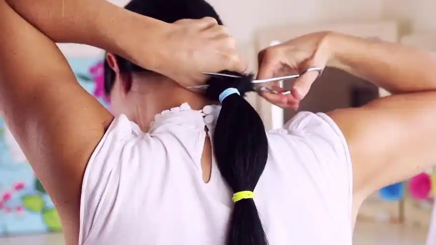 长发妹子自己在家剪头发,剪短后气质瞬间降了几个档次!