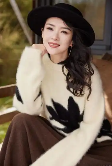 章子怡穿毛衣戴圆帽五官精致气质温柔迷人