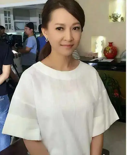 她因老甘妹一角走红最红时远赴美国一度交不起房租如今无人识