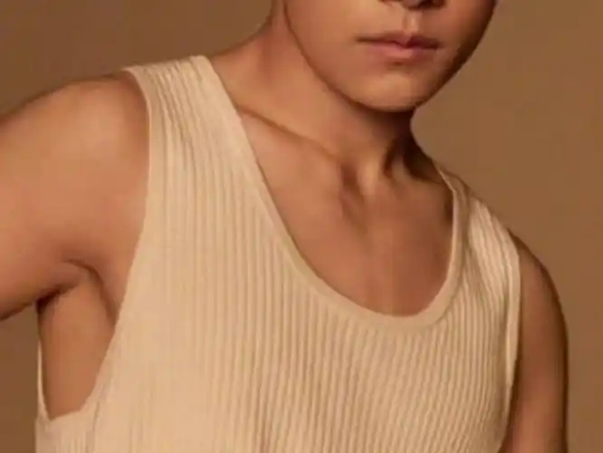 易烊千玺绝对领域之锁骨  翻相册突然看到嘿嘿嘿嘿嘿嘿@tfboys-易烊