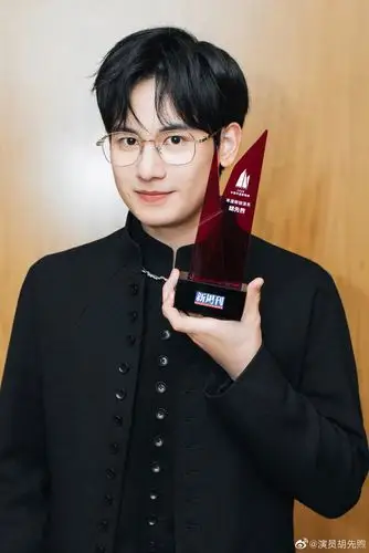 想到胡先煦拍棋魂时又是大热天得湿疹又是大冷天跳水太不容易了好在