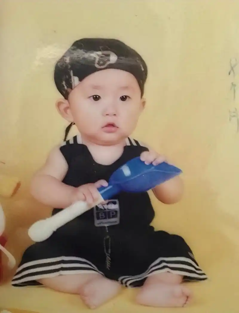 易烊千玺分享210605易烊千玺没见过的童年照系列小朋友比耶融化姆妈心