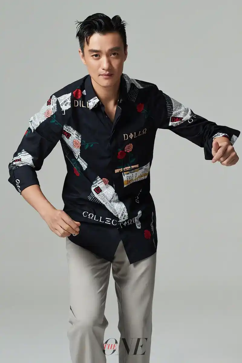 周一围发布了一组复古写真,写真中的他或身着复古衬衫,或是阔腿背带裤