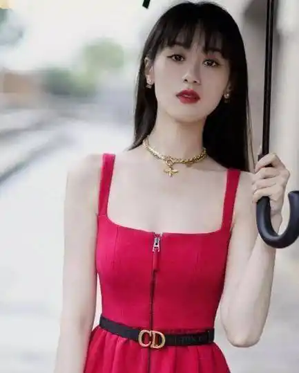 杀青现场有很多袁冰妍在剧中的造型照片,网友们看到之后纷纷夸赞她的