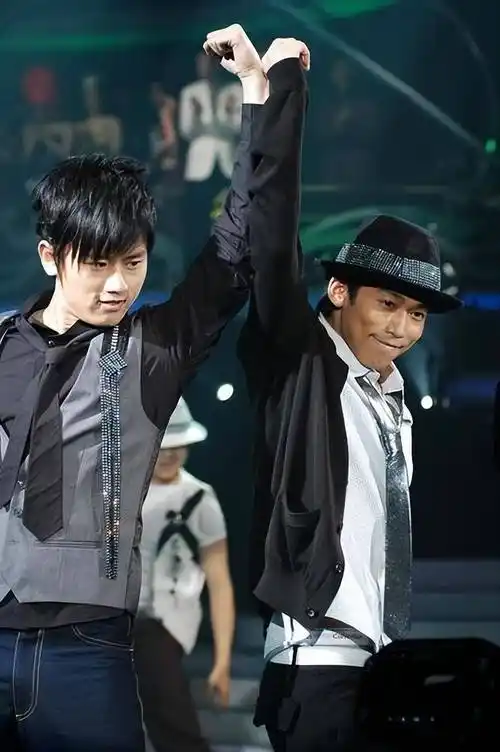 张杰:靠粉丝筹违约金,后被薛之谦内涵"吃软饭",今陷买房风波_苏醒