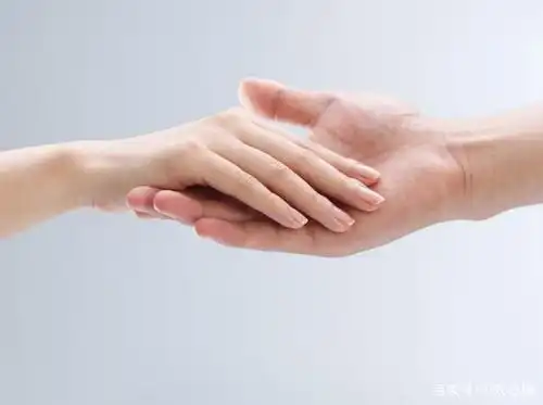 心理测试:哪一双手是勉强牵在一起的?测你是否难逃相亲的命运