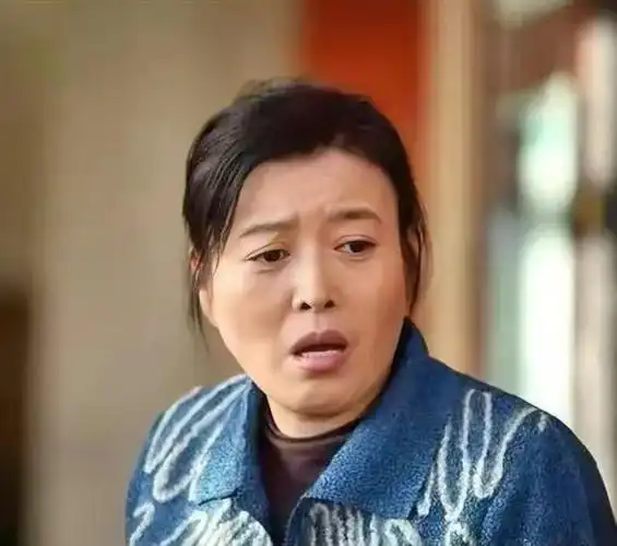 2002年,功成名就的孙红雷忙了一天后回到家,看到43岁的同居女友丁嘉丽