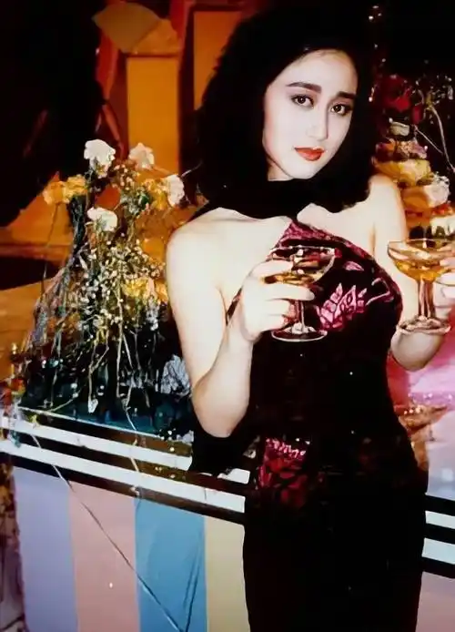 利智随父亲迁到香港生活后,她开始在家具店当售货员,可她并不满足于此