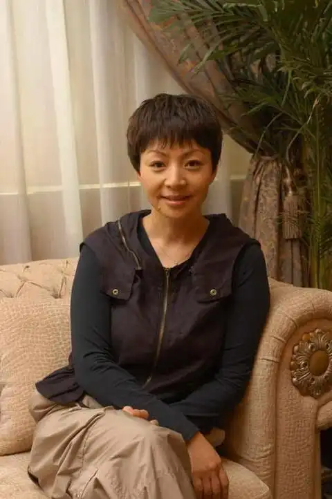 纪实宋丹丹每天逛日坛公园!留寸头面容像男性,多套千万豪宅曝光