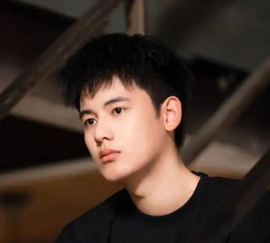 胡先煦近照曝光,面部明显消瘦,少年长大成人"十八变"?_腾讯新闻