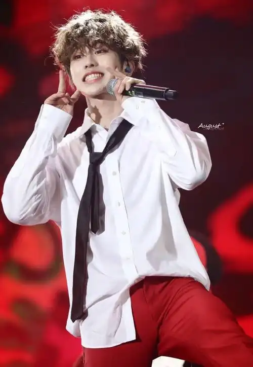 换了新发型的蔡徐坤在演唱会现场还卖起萌来,双手聚过肩头比着剪刀手