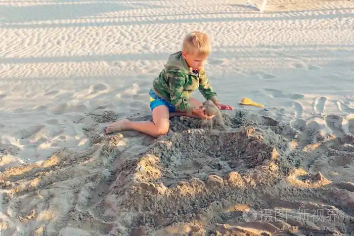 在海边沙滩上玩耍的孩子