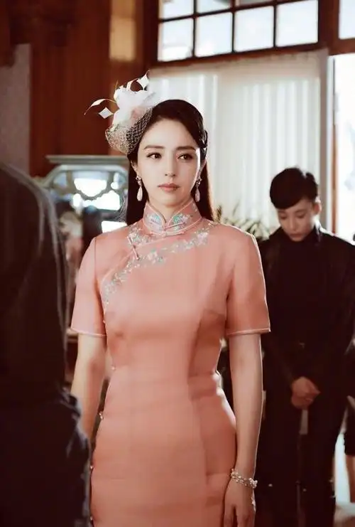 36岁董璇复出捞金,穿粉色旗袍令人惊艳,却意外带火"西瓜胯"