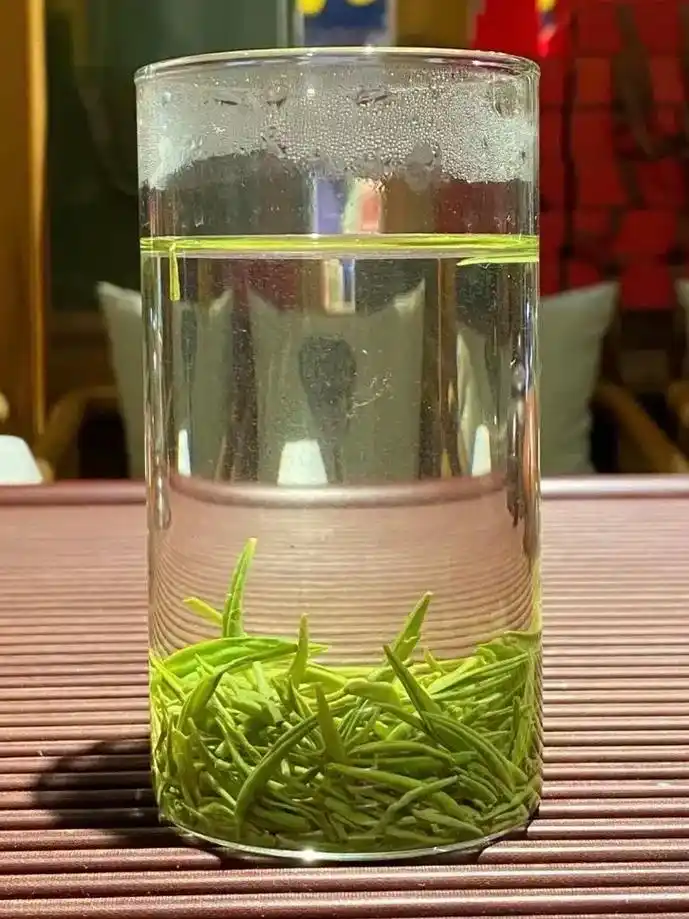 一杯绿茶毛尖蕴含着春天的清新盎然,即使春 - 抖音