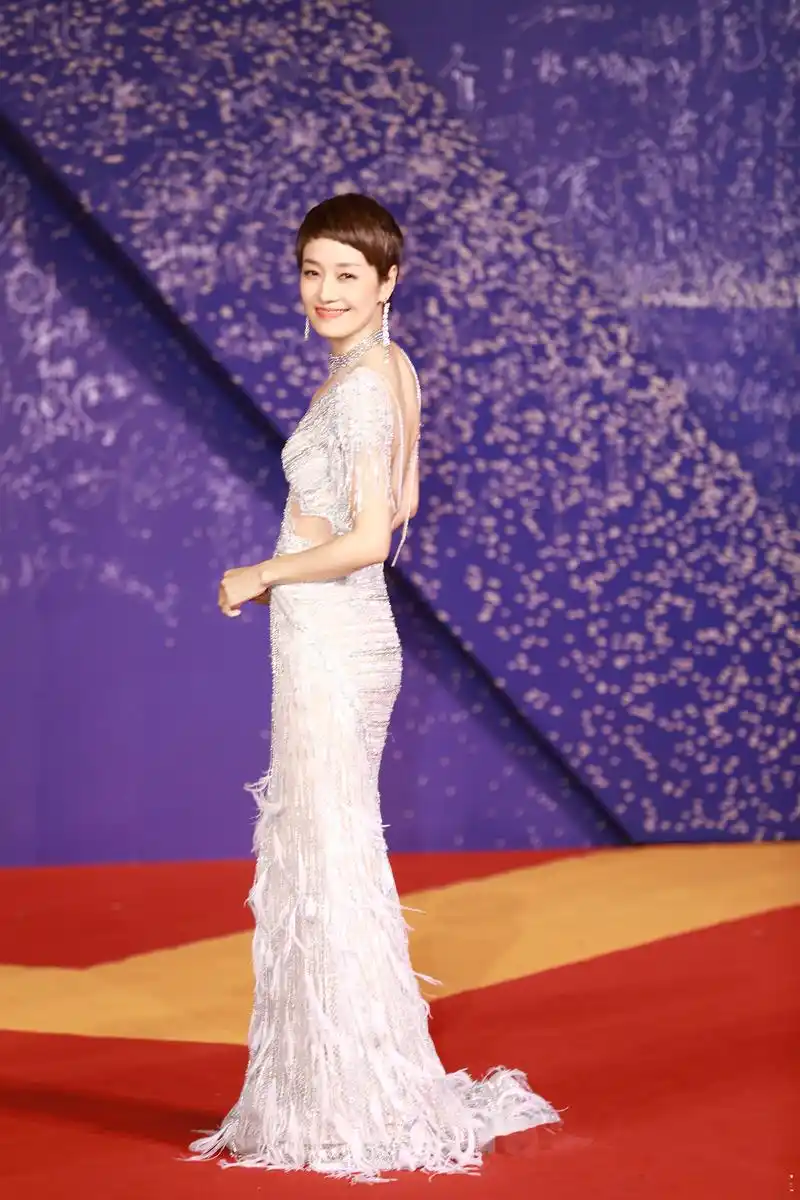 马伊琍出席金鸡百花电影节红毯,露背复古羽毛裙惊艳亮相,优雅微笑显