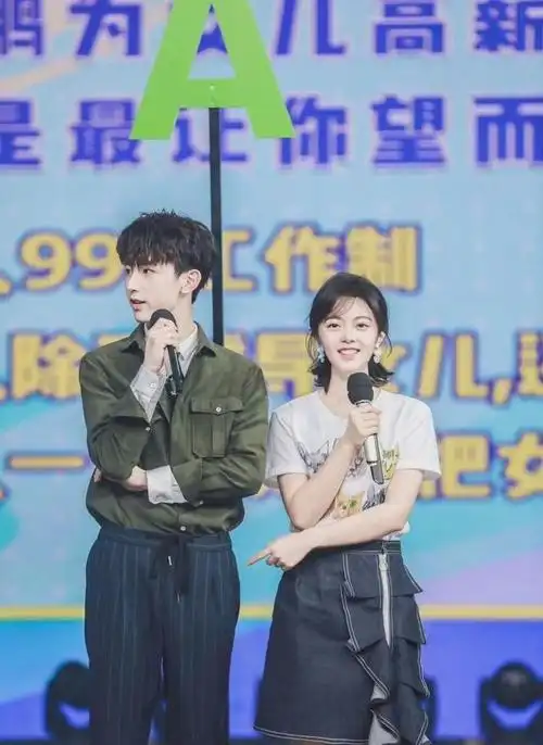 少年派2赵今麦郭俊辰路透两人席地而坐好甜