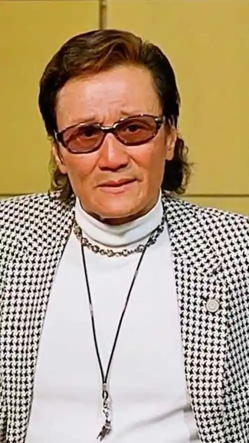 年轻时候的谢贤风度翩翩