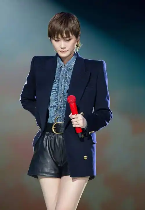 36岁时尚达人李宇春百变造型可甜可盐温柔穿搭很有女人味