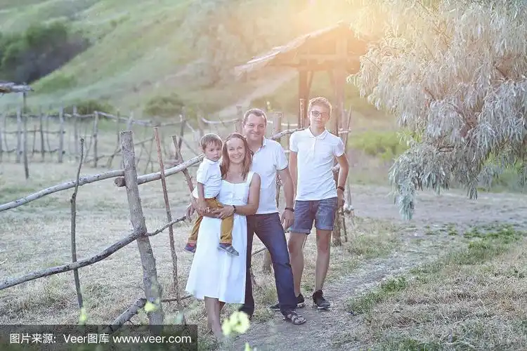 有两个儿子的幸福家庭的肖像