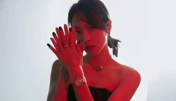 原创宋茜再次挑战新风格薄纱抹身材礼服搭配西装裤身材比例太绝了