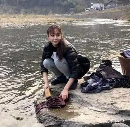 23岁女星杨超越回村里吃席!一头长发显凌乱,坐角落玩手机无人理