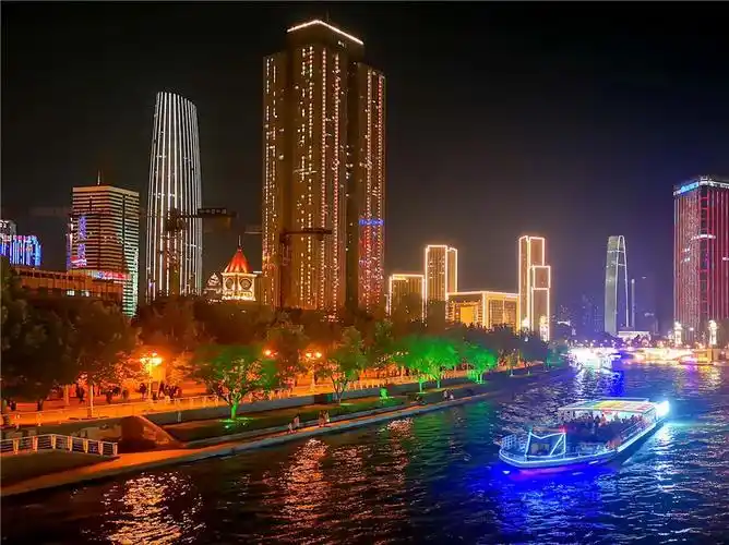 天津海河观光带除了在海河岸边漫步当然,想要游览海河的夜景吹走白天