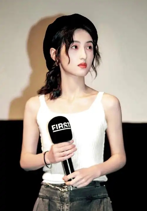 张子枫变化也太大了吧,她以前斜方肌超大,经常被吐槽.