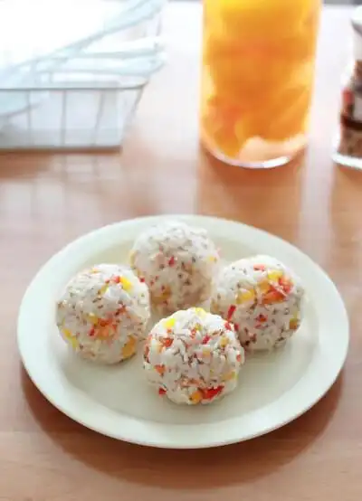 【彩椒饭团】 柿子椒切碎,跟姜泥,火腿,海苔碎一起加盐炒过,拌入磨碎