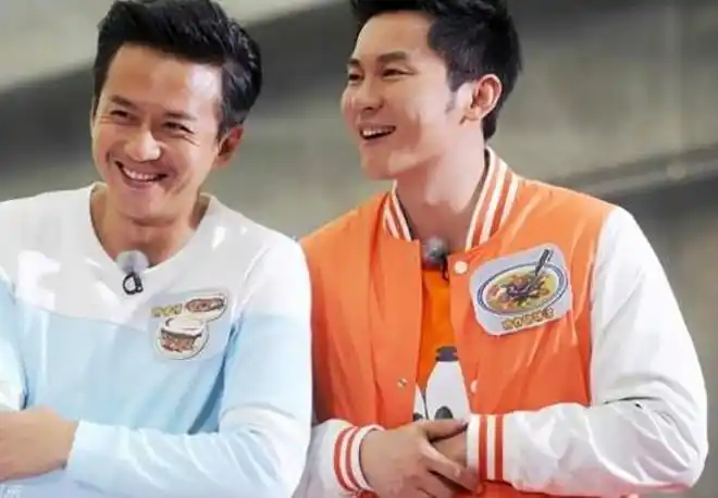 贤惠"超"上线!邓超贴心为李晨整理衣角和领结