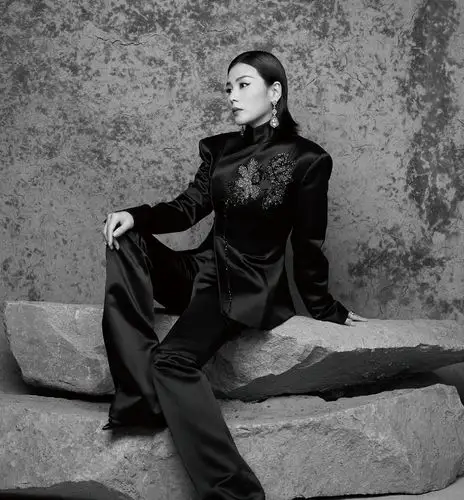 刘涛登《时尚芭莎》7月刊封面,复古猫眼妆搭配原生态气息尽显时尚!