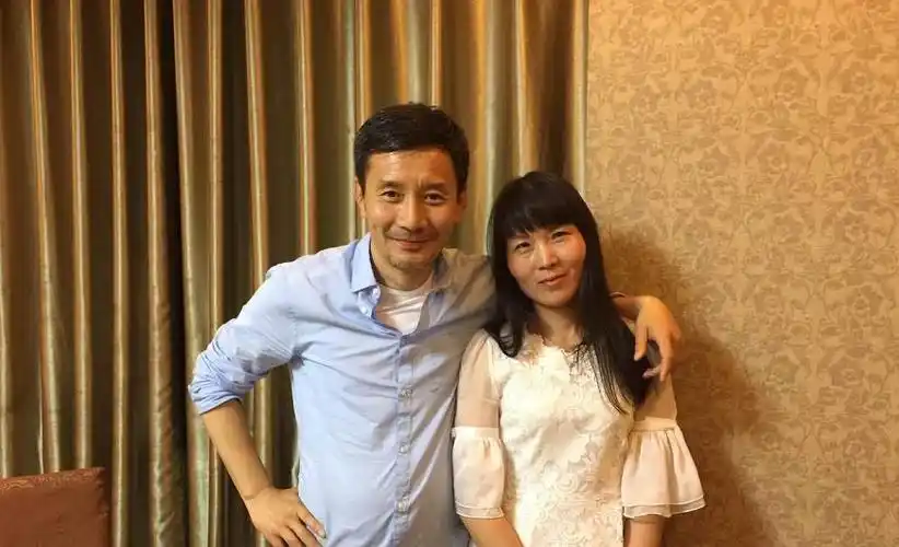 江珊小3岁的二婚老公挺成熟的,把t恤当打底,穿得挺低调朴实的