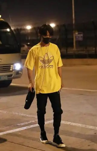 易烊千玺绝对是18岁男生里面最a的了包括穿搭