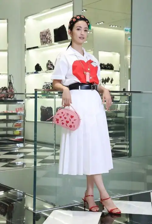 林依晨娃娃脸变烧饼脸,小个子五五分更显矮,穿搭该学蔡依林!