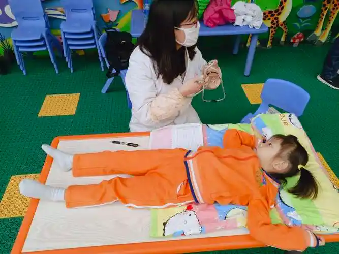 罗丈礼仪幼儿园秋季体检《勇敢检查小身体》