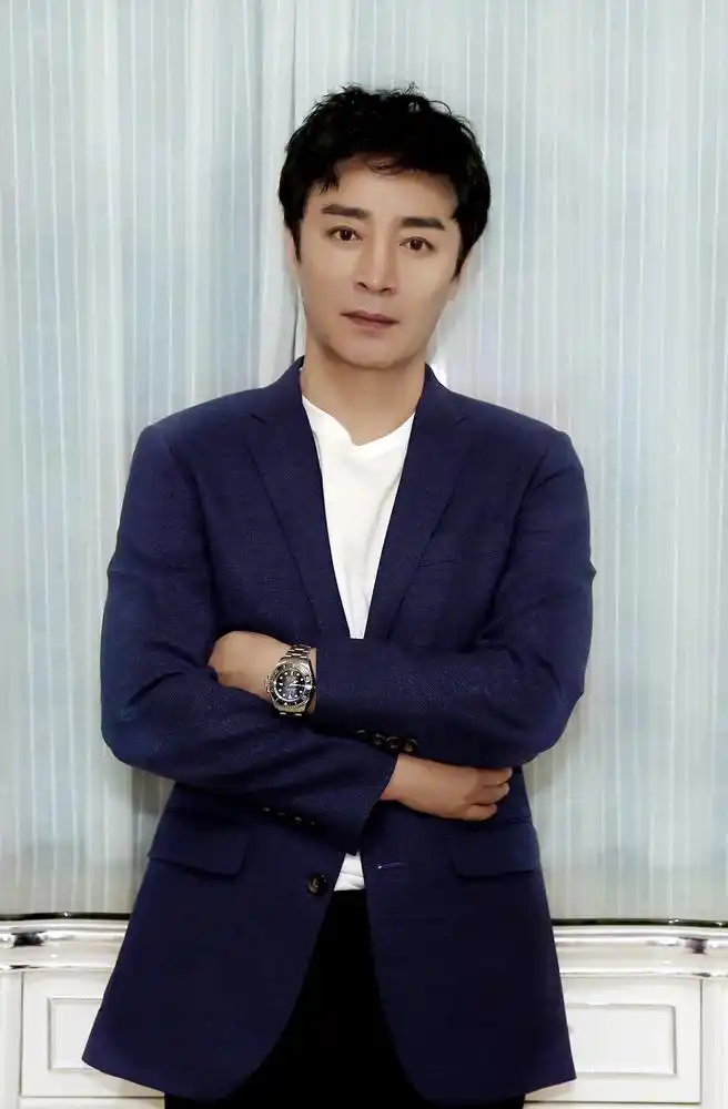 何中华亮相龙珠传奇发布会分饰两角过足戏瘾